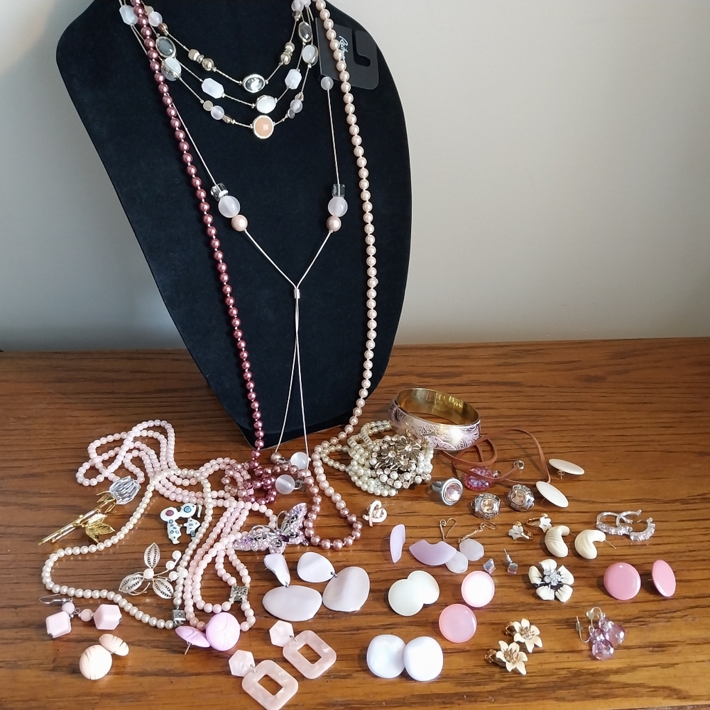 Vintage Pink Jewelry Lot  - Elegant Storage Box - Picture 6 of 11
